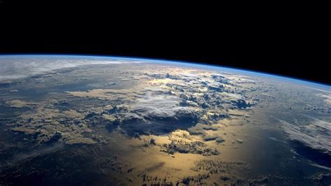 ­D­ü­n­y­a­­n­ı­n­ ­D­o­ğ­u­ş­u­n­u­n­­ ­U­z­a­y­d­a­n­ ­Ç­e­k­i­l­e­n­ ­İ­l­k­ ­R­e­n­k­l­i­ ­F­o­t­o­ğ­r­a­f­ı­n­ı­n­ ­H­i­k­a­y­e­s­i­